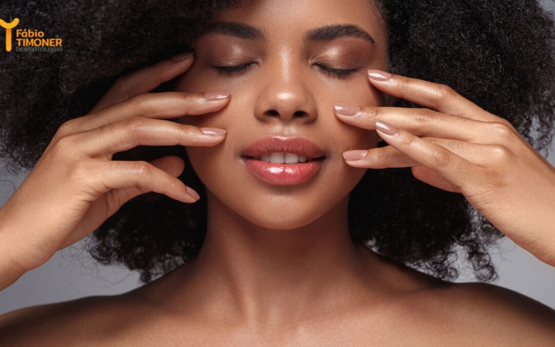 Cuidados com a Pele em Todas as Estações do Ano. Mulher negra com as mãos sobre o rosto e olhos levemente fechados, com expressão feliz